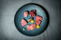 焼肉WABISABI　法善寺横丁本店_如果犹豫不决，就选择这道菜！精选的顶级红肉五种拼盘“特选红肉五种拼盘（2人份 每种3片）”