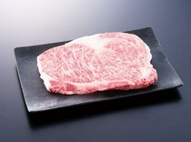 熟成飞驒牛烧肉GYU-SUKE_使用最高级的A5飞驒雌牛。尽情享受霜降牛肉的肉汁和美味“西冷牛排”