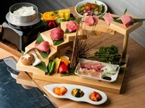 熟成飞驒牛烧肉GYU-SUKE_精美摆放在专用餐盘上的熟成肉等菜品，份量充足的套餐“GYU-SUKE全套餐”