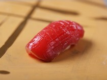 立食寿司  鮨川_一年四季脂肪含量都很稳定、入口即化的“新鲜金枪鱼红肉”