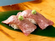 和牛神様_以新鲜度自豪的“牛肉寿司（一个）”