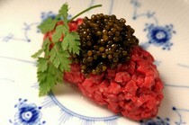 TANAKA YAKINIKU RESTAURANTE_能品尝到鱼子酱特有的湿润丝滑口感的豪华佳肴“新鲜鱼子酱的拌生牛肉”。