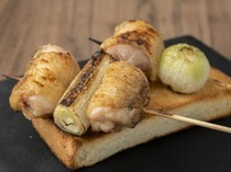 炭火烤鸡串SAKAMORI北新地本通店_最适合作为第一串的，弹牙的“大葱烤鸡串”