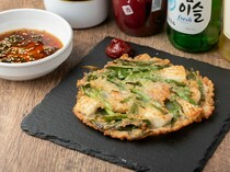 
  OKKII 新福岛店_
  大量的韭菜和海鲜的融合“海鲜煎饼（附辣味噌）”
