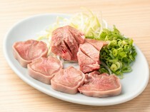 广岛牛A5级别和招牌牛舌  烤肉内脏  NIKUTYO_能够品尝两种口感的“厚切牛舌的口味对比”