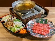 肉NOASATSU_日本三大和牛之一。请搭配特制高汤来品尝“特选近江牛肉的黄金涮涮锅”