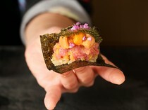 奥 寿司与炸串_真正的“海中珍宝”。尽享腌萝卜拌金枪鱼鱼腹与海胆卷制而成的美味“海宝寿司”