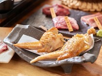Mahoroba围炉裏  冲绳店_用土佐备长炭慢慢烤制，加深鸡肉的浓厚美味“伊势赤鸡的鸡翅松茸”