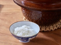 Mahoroba围炉裏  冲绳店_光泽感和美感以及甜味令人食指大动“鱼沼产越光米的砂锅饭”