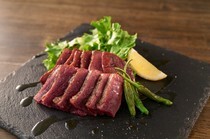 烧肉・薪料理 KARASUMA ROCK_柔软香浓“美山产 鹿肉柴火烤”