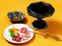 寿司与马肉 OYAJI 最后的握寿司 别墅_是一种与溶岩石和马肉结合的独特烤肉体验“阿苏溶岩烧烤”