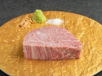 大阪福岛烤肉　TOPPUKU_将精选顶级牛肉切成奢侈的厚片享用。入口即化的口感极为特别的“ 夏多布里昂（100g~）