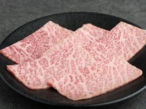 大阪福岛烤肉　TOPPUKU_品尝TOPPUKU引以为傲的烤肉。尽享从整头牛中只能取得少量的稀有部位“膝圆心or臀腰眼”