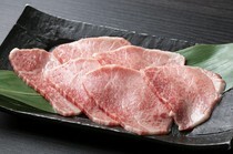 烧肉 天 Gamushara 丸之内_满溢肉汁与深厚风味的奢华享受“上等牛小排”