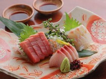 AN庵 赤坂店_产地直送海鲜。精心挑选的时令推荐食材拼盘“鲜鱼生鱼片三拼”