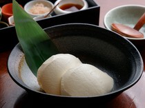 AN庵 赤坂店_享受来自伊豆大岛的香味。本店招牌菜，充满大豆香味的“引以为傲的新鲜豆腐 搭配七种调料”