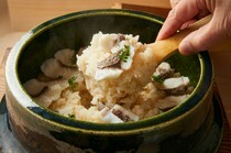 分TOKU山_“土锅饭”，为每位客人单独当场烹制的收尾主食。