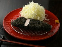 Satsumaya Tonton 原宿_鹿儿岛产黑猪肉搭配黑色日式面包粉制成的佳餚炸猪排“黑猪”