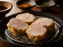 炸猪排 Kokomade Yaruka_肉质柔嫩，浓厚入味，余味悠长的“特上级腰内猪排”（160g）※也可选半份享用